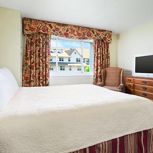 Standard Room One Queen Bed Laurel Lodge